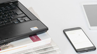 Laptop und Smartphone