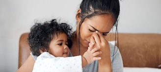 Überforderte Mutter mit Kleinkind