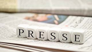 Presse-Würfel auf Zeitungen