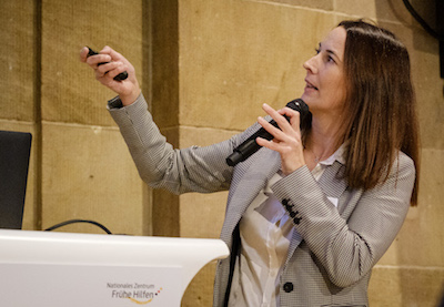 Dr. Nicole Strüber bei ihrem Vortrag Dr. Nicole Strüber bei ihrem Vortrag
