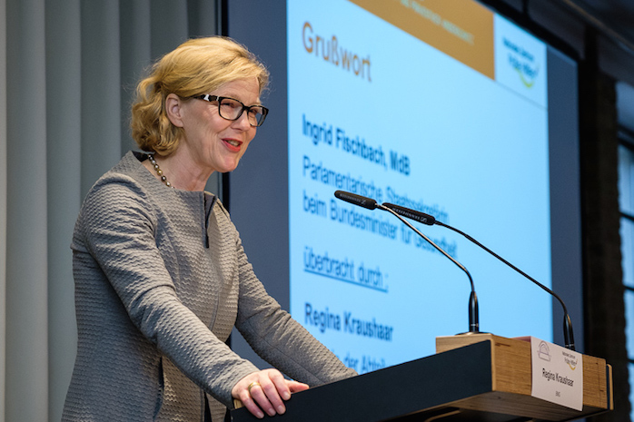 Regina Kraushaar Regina Kraushaar, Abteilungsleiterin im Bundesministerium für Gesundheit überbringt die Grußworte der Parlamentarischen Staatssekretärin beim Bundesminister für Gesundheit, Ingrid Fischbach (MdB)