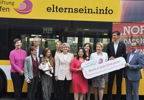 Familienministerin Dr. Franziska Giffey mit Vertreterinnen und Vertretern aus Bund, Ländern und Kommunen sowie dem Vivantes Klinikum vor Linienbus in Berlin