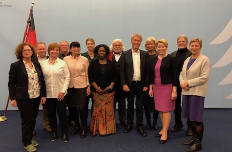 Foto mit Teilnehmenden am Fachaustausch mit Bundesfamilienministerin Dr. Franziska Giffey