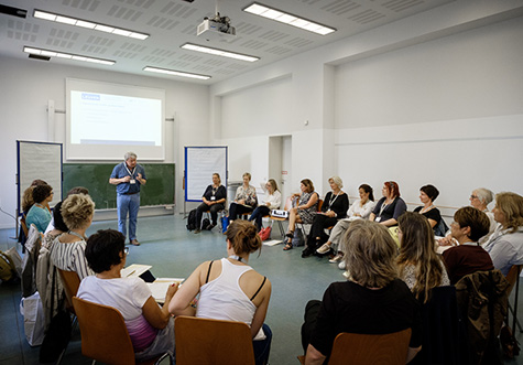 Teilnehmende diskutieren im Workshop