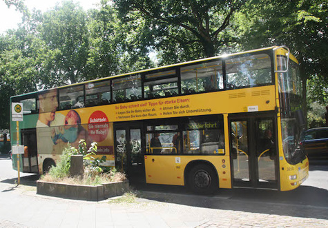 Bus mit Aufdruck zur Prävention von Schütteltrauma