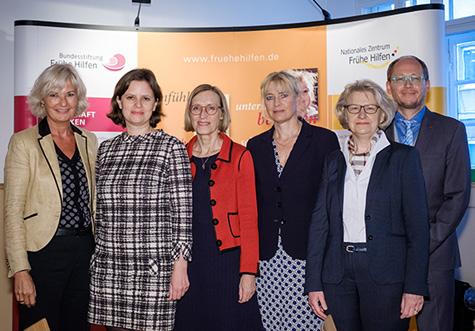 Mechthild Paul, Leiterin des NZFH, Juliane Seifert, Staatssekretärin im Bundesfamilienministerium, Prof. Dr. Sabine Walper, Forschungsdirektorin des DJi, Kooperationspartner im NZFH, Susanne Wald, Abteilungsleiterin im Bundesgesundheitsministerium, Dr. Heidrun Thaiss, Leiterin der BZgA als Trägerin des NZFH, Dr. Sönke Siefert, Vorsitzender und Sprecher der Bundesarbeitsgemeinschaft Gesundheit & Frühe Hilfen.