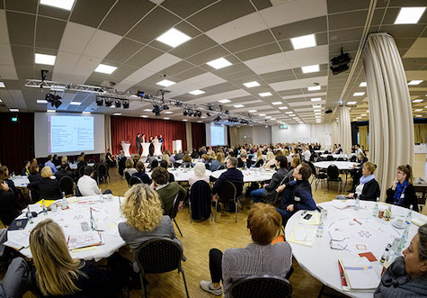 Teilnehmende im Plenum 