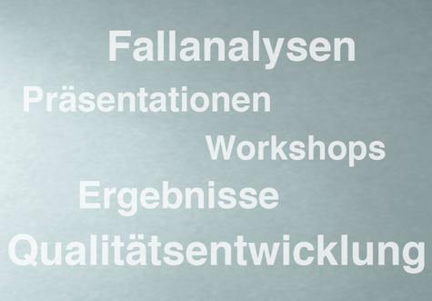 Grauer Hintergrund mit weißen Schlagworten