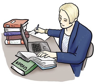 Forscherin sitzt mit Büchern am Schreibtisch Forscherin sitzt mit Büchern am Schreibtisch