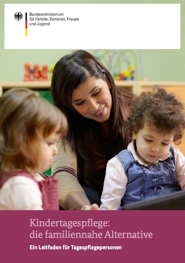 Cover: Kindertagespflege: die familiennahe Alternative – Ein Leitfaden für Tagespflegepersonen