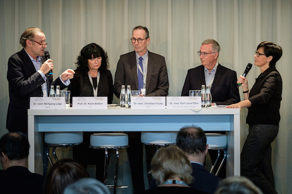 Foto: Tagungsdokumentation "Gemeinsam stark für Familien – Frühe Hilfen, Gesundheit und präventiver Kinderschutz" – Teilnehmer/-innen Podiumsdiskussion 