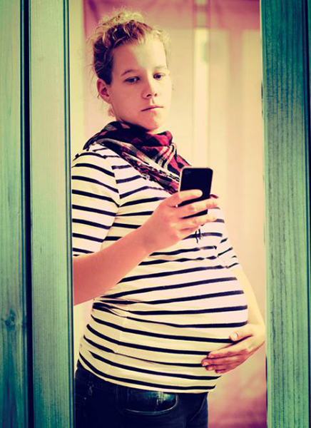 Schwangere Frau mit Handy 