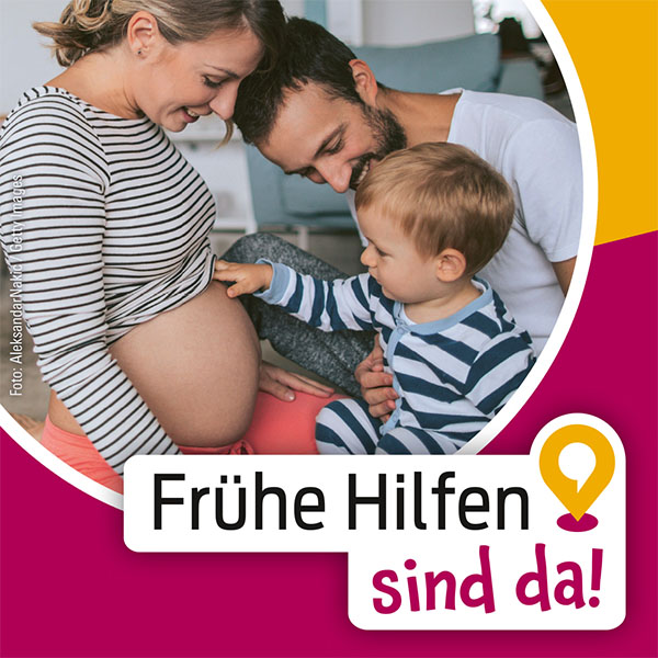 Ausschnitt Foto Familie mit Logo Frühe Hilfen sind da