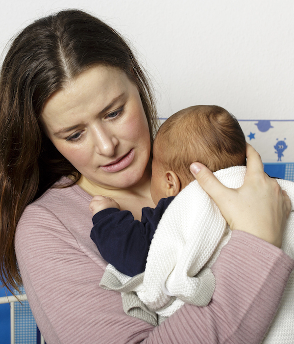 Foto Gestresste Mutter hält schreiendes Baby im Arm