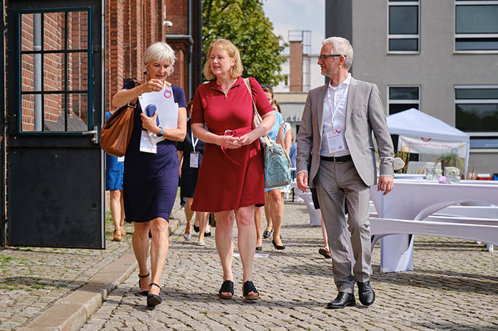 Mechthild Paul, Prof. Dr. Martin Dietrich und Ministerin Lisa Paus gehen über das Veranstaltungsgelände