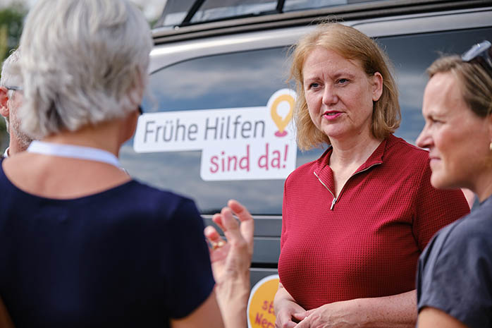 Julia Funk und Mechthild Paul im Gespräch am Frühe Hilfen Bus