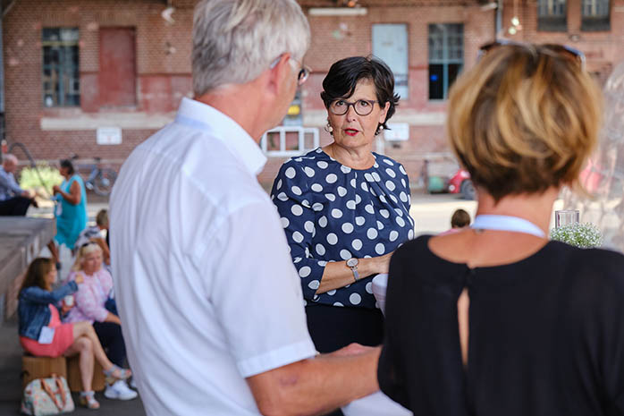 Moderatorin Christiane Poertgen im Gespräch mit Teilnehmenden