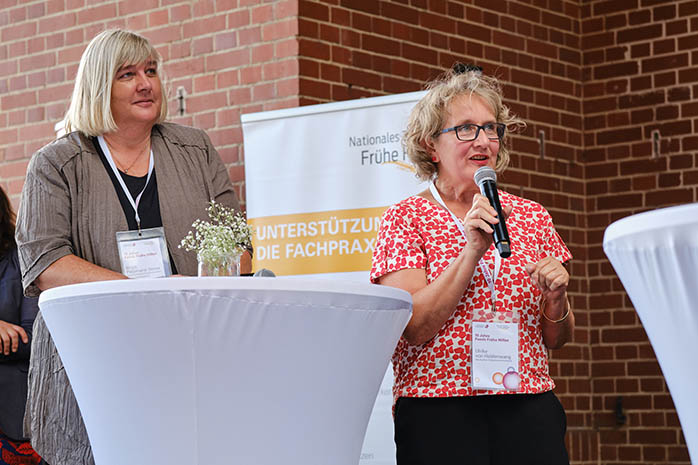 Ulrike von Haldenwang am Mikrofon und Birgit Pätzmann-Sietas an einem Stehtisch auf dem Podium
