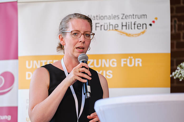 Friederike Schulze am Mikrofon