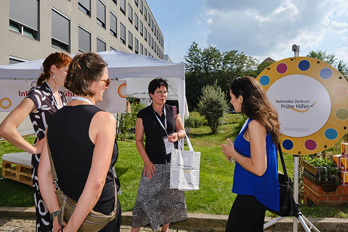 Teilnehmende am Infostand mit Glücksrad