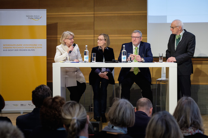 Dr. med. Heidrun Thaiss, Leiterin der Bundeszentrale für gesundheitliche Aufklärung, Prof. Dr. Sabine Walper, Forschungsdirektorin am Deutschen Jugendinstitut, Prof. Dr. Jörg M. Fegert, Ärztlicher Direktor der Klinik für Kinder- und Jugendpsychiatrie/Psyc