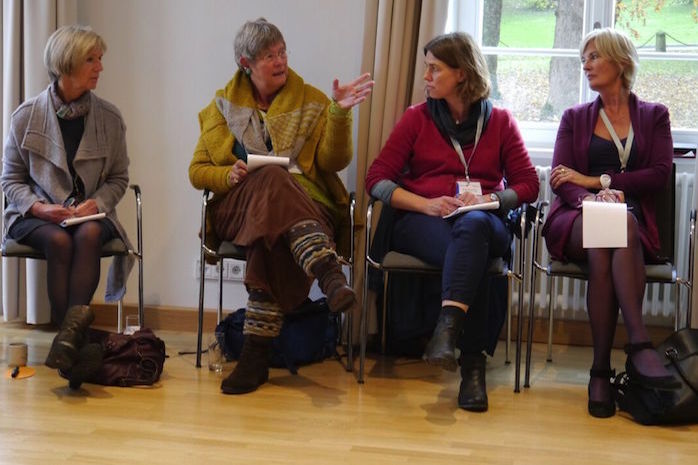 Elfriede Zoller, Christiane Knoop, Britta Bacchetta und Mechthild Paul sitzen nebeneinander und reden