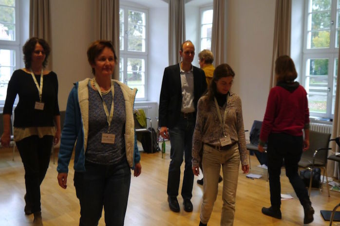 Karin Niessen, Kathrin Schumacher, Till Hoffmann und Christiane Voigtländer laufen durch einen Raum