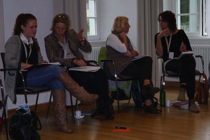 Orsolya Drozdik, Silke Seiffert, Elke Becker und Karin Niessen sitzen und reden untereinander