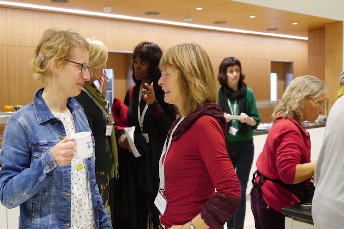 Moderatorin Eva Sandner und Workshop-Leiterin Kristin Adamaszek stehen beieinander und reden