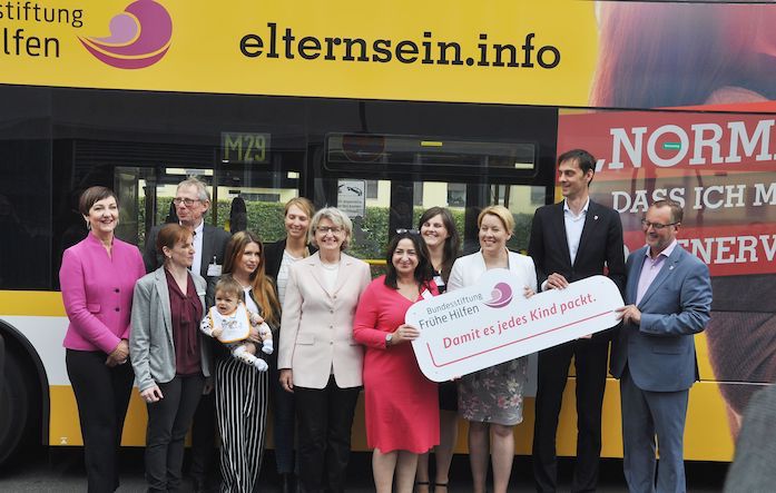 Familienministerin Dr. Franziska Giffey mit Vertreterinnen und Vertretern aus Bund, Ländern und Kommunen sowie dem Vivantes Klinikum vor Linienbus mit Bundesstiftung-Logo