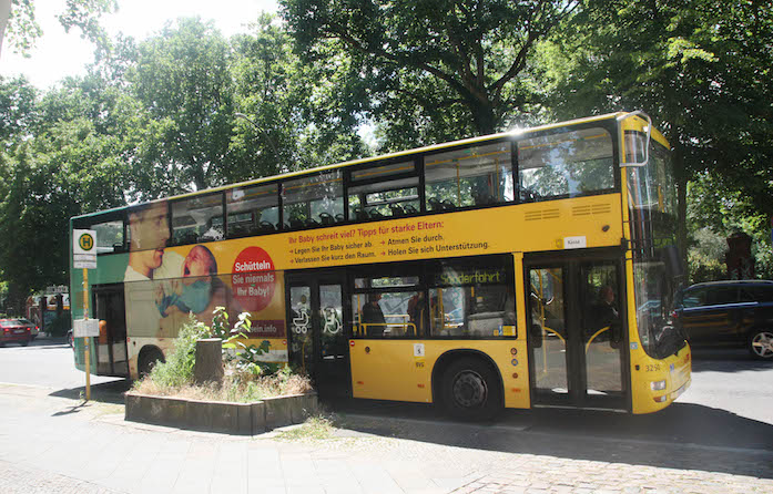 Der Bus macht auch auf die Gefahren des Babyschüttelns aufmerksam.