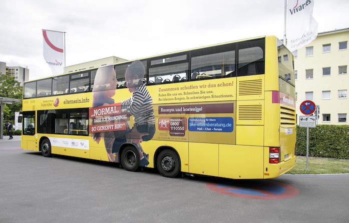 Der Linienbus mit Logos der Bundesstiftung, elternsein.info, Nummer gegen Kummer und bke-elternberatung.de startet