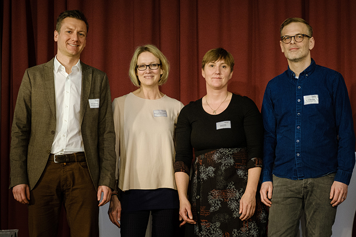 Prof. Dr. Jörg Fischer,  Prof. Dr. Kathrin Aghamiri, Johanna Nolte, Dr. Felix Brandhorst  vor rotem Vorhang stehend