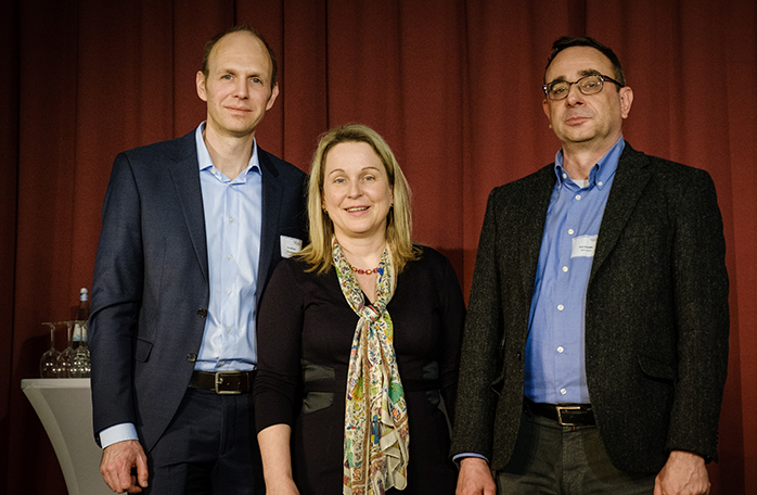 Till Hoffmann, Margot Refle und Erik Schäffer vor rotem Vorhang stehend