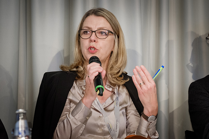 Prof. Dr. Sabine Andresen am Mikrofon