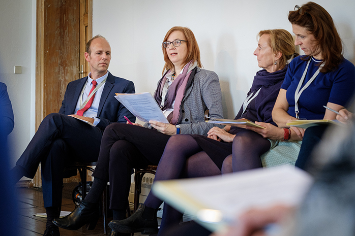 Workshop-Teilnehmende sitzen in Stuhlreihe