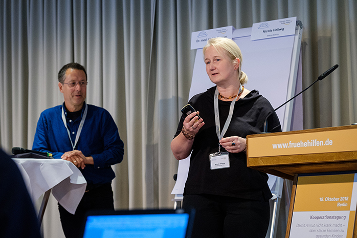 Nicole Hellwig und Moderator Georg Kaesehagen-Schwehn am Rednerpult