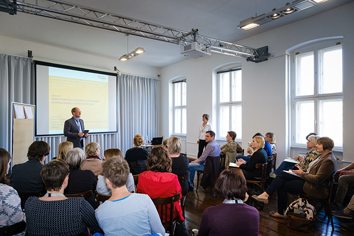 Workshopteilnehmende sitzen in Stuhlreihen