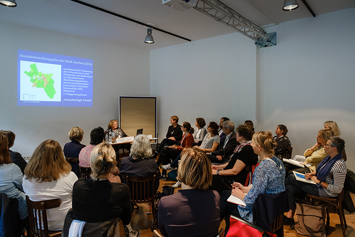 Workshop-Teilnehmende sitzen im Kreis