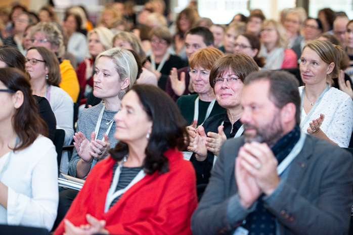 Klatschende Konferenzteilnehmende