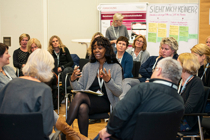 Teilnehmende einer Fishbowl sitzen im Kreis